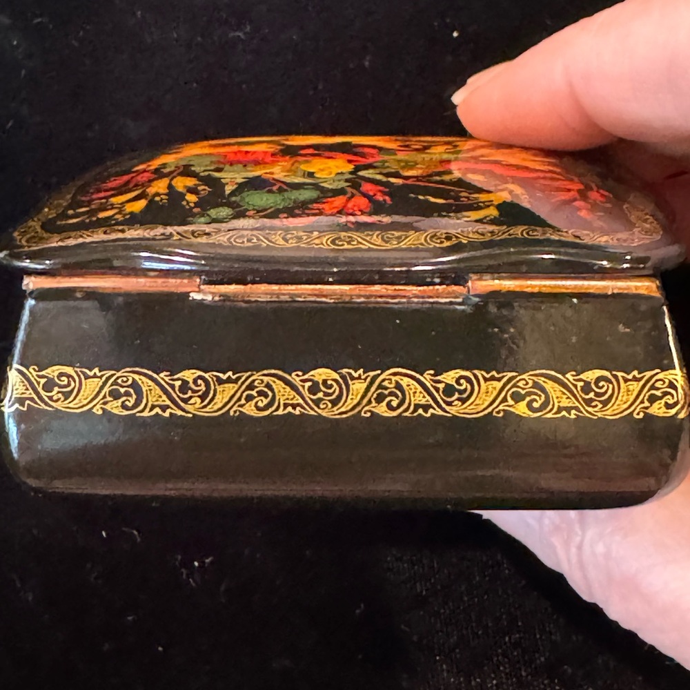 Exquisitely Hand-Painted Russian Palekh Lacquer Box Signed - Picture 8 of 11